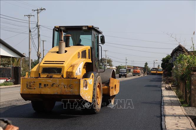 Thi công nút giao tỉnh lộ 10, đoạn qua xã Ea Knuếc. Ảnh: Tuấn Anh – TTXVN