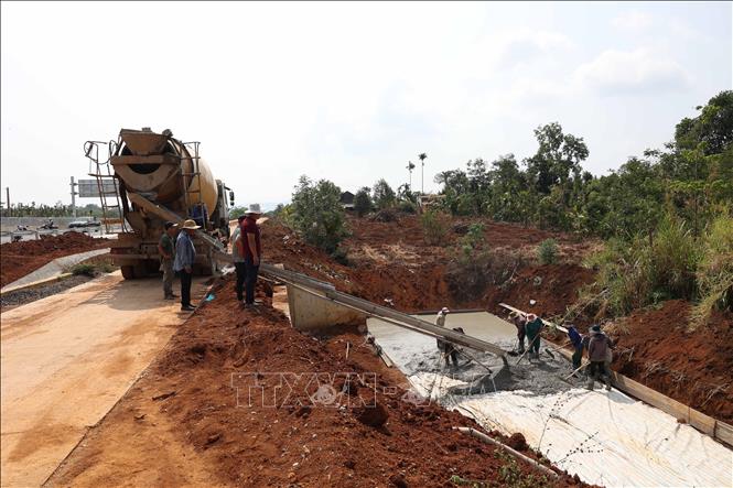 Thi công sân cống tại Km 111+365, dự án Cao tốc Khánh Hòa – Buôn Ma Thuột. Ảnh: Tuấn Anh – TTXVN
