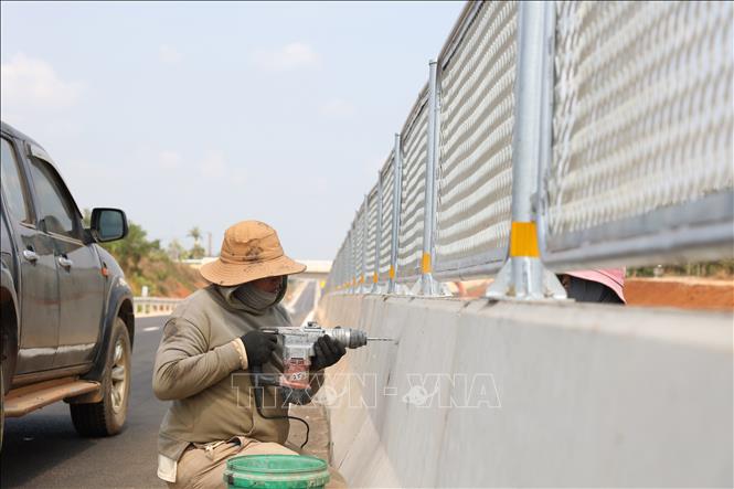 Công nhân thi hoàn thiện hạng mục trên dải phân cách tại Gói thầu số 3, dự án Cao tốc Khánh Hòa – Buôn Ma Thuột. Ảnh: Tuấn Anh – TTXVN