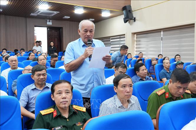 Cử tri Nguyễn La Bình, phường Đông Kinh kiến nghị những vấn đề người dân quan tâm. Ảnh: Tiến Vĩnh –TTXVN