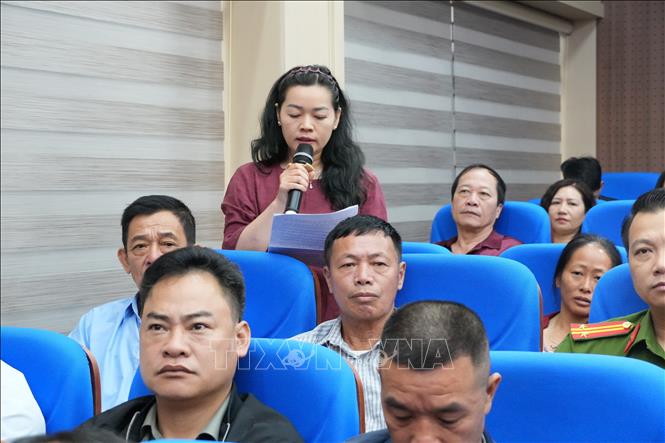 Cử tri Lương Mai Anh, phường Lương Văn Tri kiến nghị những vấn đề người dân quan tâm. Ảnh: Tiến Vĩnh –TTXVN 