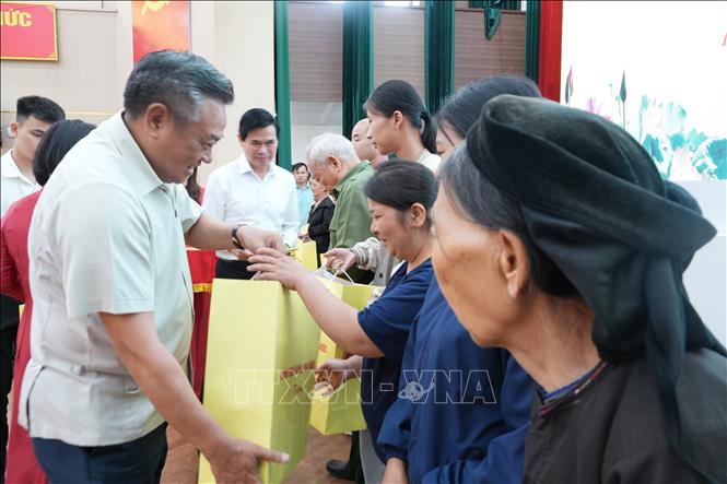 Đồng chí Trần Sỹ Thanh, Ủy viên Bộ Chính trị, Bí thư Trung ương Đảng, Chủ nhiệm Ủy ban kiểm tra Trung ương tặng quà cho các gia đình có hoàn cảnh khó khăn. Ảnh: Tiến Vĩnh –TTXVN