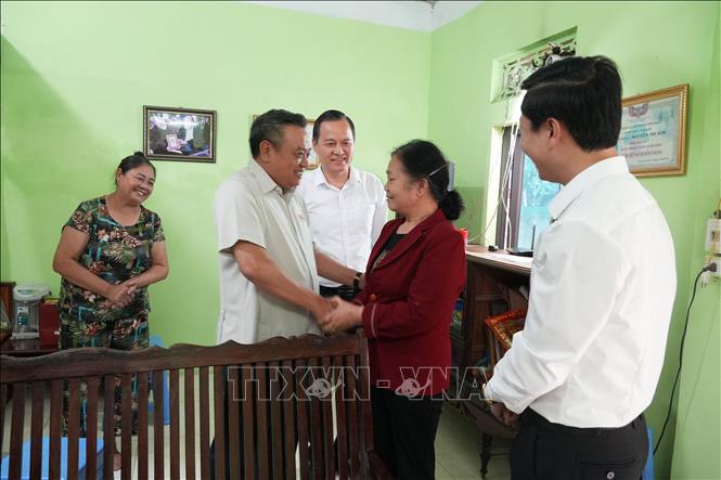 Đồng chí Trần Sỹ Thanh thăm hỏi gia đình Mẹ Việt Nam Anh hùng Nguyễn Thị Kim. Ảnh: Tiến Vĩnh –TTXVN