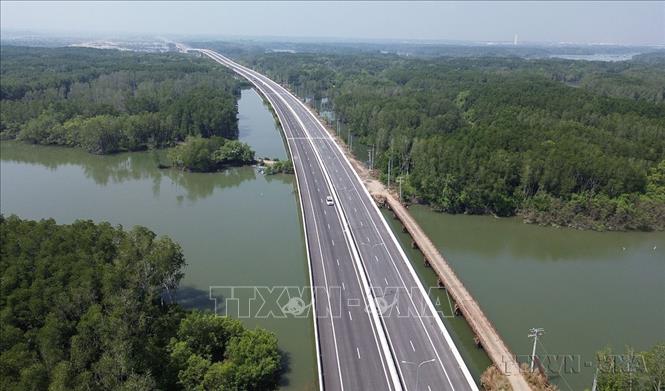 Cao tốc Bến Lức - Long Thành đoạn qua rừng ngập mặn huyện Nhơn Trạch (Đồng Nai). Ảnh: Công Phong - TTXVN