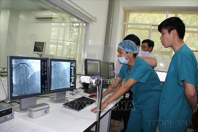 Các bác sĩ Bệnh viện Đa khoa Thống Nhất (Đồng Nai) theo dõi một ca phẫu thuật tim qua màn hình (2015). Ảnh: Sỹ Tuyên - TTXVN