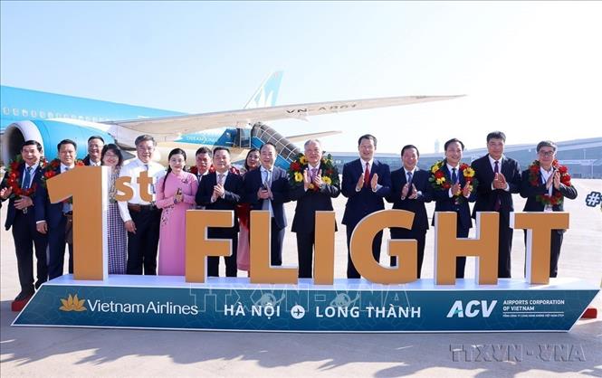 Phó Thủ tướng thường trực Chính phủ Nguyễn Hòa Bình cùng các vị khách trên chuyến bay đặc biệt đầu tiên hạ cánh xuống sân bay quốc tế Long Thành (Đồng Nai), sáng 19/12/2025. Ảnh: Quốc Khánh - TTXVN