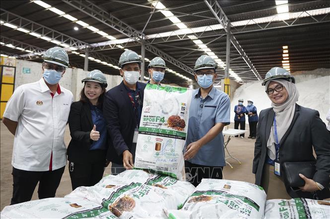 Bộ trưởng Akmal Nasrullah (thứ 2, từ phải) thăm nhà máy sản xuất phân bón All Cosmos Industries. Ảnh: TTXVN phát
