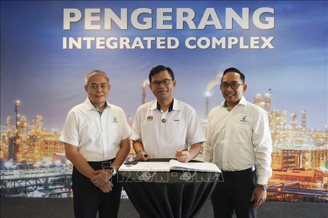 Bộ trưởng Akmal Nasrullah (đứng giữa) thăm trung tâm hóa dầu Pengerang Integrated Complex. Ảnh: TTXVN phát.
