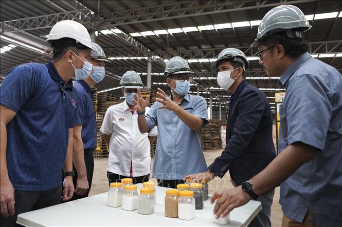 Bộ trưởng Akmal Nasrullah (thứ 3, phải sang) thăm nhà máy sản xuất phân bón All Cosmos Industries. Ảnh: TTXVN phát
