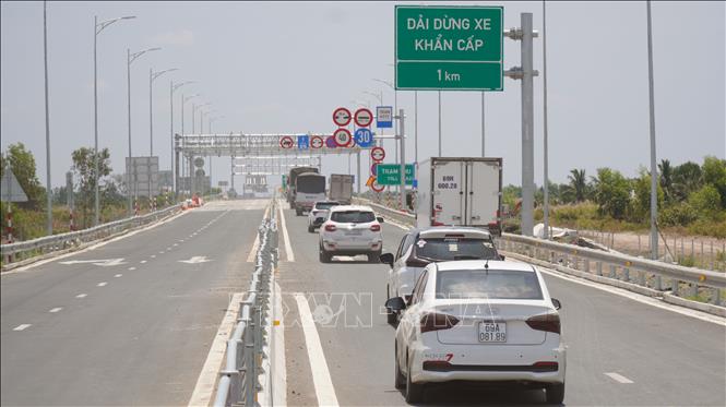 Các phương tiện di chuyển vào cao tốc Hậu Giang - Cà Mau theo chiều từ tỉnh Cà Mau lên thành phố Cần Thơ. Ảnh: Tuấn Phi - TTXVN 