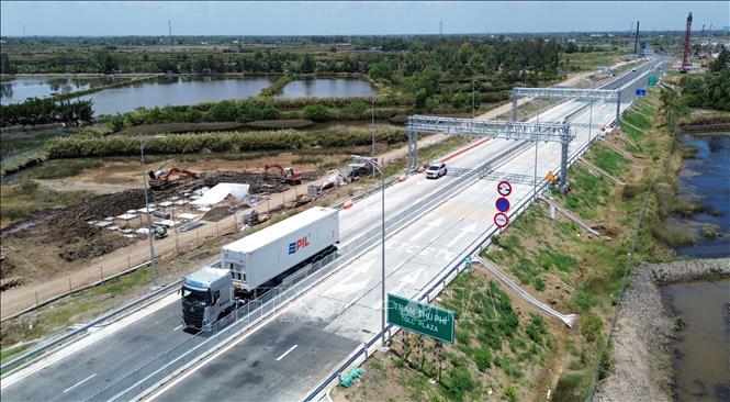 Dự án thành phần cao tốc Hậu Giang - Cà Mau (cao tốc Cần Thơ - Cà Mau) thông xe trở lại sau khi hoàn thiện các hạng mục. Ảnh: Tuấn Phi - TTXVN 