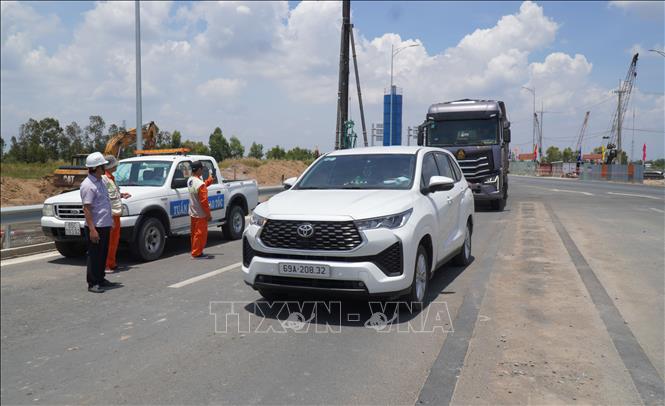 Đơn vị thi công, quản lí hỗ trợ tháo cổng thông xe tại nút giao IC 12 thuộc tỉnh Cà Mau. Ảnh: Tuấn Phi - TTXVN 