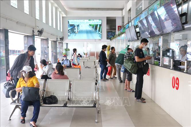 Hàng khách mua vé xe tại Bến xe Miền Tây (phường An Lạc) trong dịp lễ 30/4 và 1/5. Ảnh: Thanh Vũ-TTXVN
