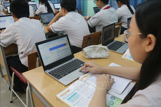Mỗi học sinh được trang bị một máy tính riêng để có thể tra cứu tài liệu, làm bài tập, kiến thức được mở rộng trên môi trường số. Ảnh: Lê Xuân-TTXVN