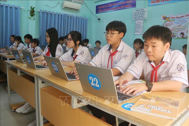 Tại lớp học số của trường THCS Lê Qúy Đôn (phường Long Khánh, tỉnh Đồng Nai), mỗi học sinh được trang bị một máy tính laptop để thực hiện bài học và tra cứu tài liệu. Ảnh: Lê Xuân-TTXVN
