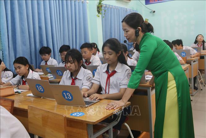 Ở lớp học số của Trường trung học cơ sở Lê Qúy Đôn (phường Long Khánh, tỉnh Đồng Nai), giáo viên sẽ định hướng cho học sinh biết cách sử dụng, làm chủ công nghệ. Ảnh: Lê Xuân-TTXVN