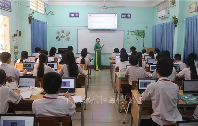 Trong mỗi tiết học ở lớp học số của trường THCS Lê Qúy Đôn (phường Long Khánh, tỉnh Đồng Nai), học sinh được học trực tiếp trên máy tính giúp tăng khả năng sử dụng công nghệ. Ảnh: Lê Xuân-TTXVN