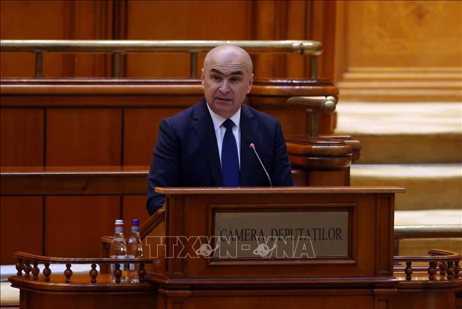 Thủ tướng Romania Ilie Bolojan phát biểu tại phiên họp Quốc hội ở Bucharest, ngày 23/6/2025. Ảnh: THX/TTXVN