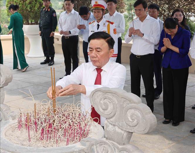 Politburo member and Permanent member of the Secretariat of the Communist Party of Vietnam Central Committee Tran Cam Tu offers incense to former Party General Secretary Tran Phu at his grave. VNA Photo: Phương Hoa