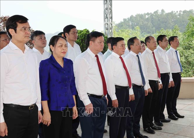 Politburo member and Permanent member of the Secretariat of the Communist Party of Vietnam Central Committee Tran Cam Tu and delegates pay respect to former Party General Secretary Tran Phu. VNA Photo: Phương Hoa