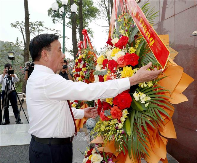 Politburo member and Permanent member of the Secretariat of the Communist Party of Vietnam Central Committee Tran Cam Tu pays floral tribute to former Party General Secretary Tran Phu. VNA Photo: Phương Hoa