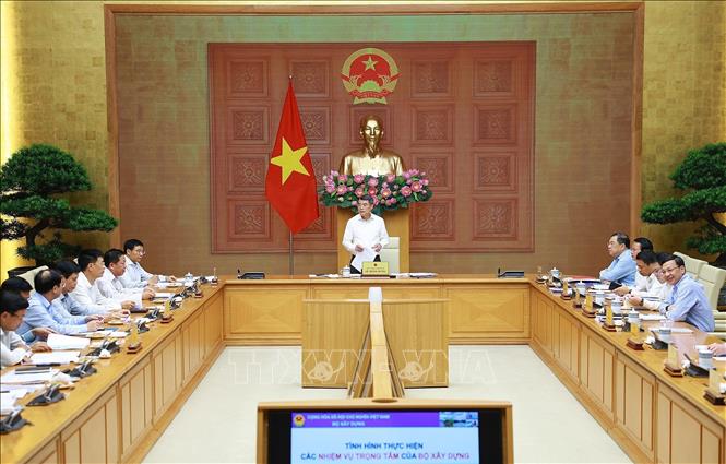 Thủ tướng Lê Minh Hưng làm việc với lãnh đạo Bộ Xây dựng. Ảnh: Dương Giang – TTXVN
