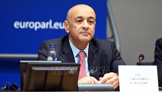 Tổng Thư ký GCC Jasem Mohamed Albudaiwi phát biểu tại Hội nghị Ủy ban Đối ngoại Nghị viện châu Âu ở Brussels, Bỉ ngày 15/4/2026. Ảnh: Anadolu Agency/TTXVN