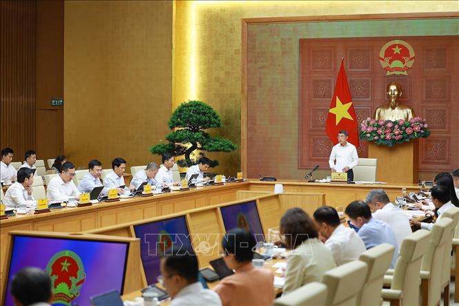 Prime Minister Le Minh Hung chairs the working session. VNA Photo: Dương Giang