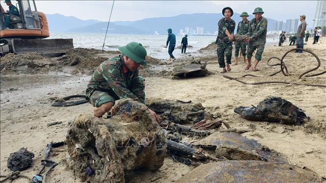 Nhiều vật dụng được phát hiện trong quá trình trục vớt. Ảnh: Sỹ Thắng-TTXVN