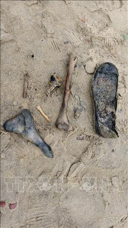 Nhiều vật dụng được phát hiện trong quá trình trục vớt. Ảnh: Sỹ Thắng-TTXVN