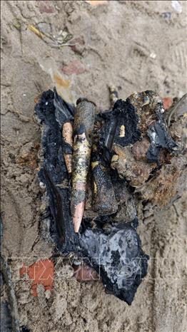 Nhiều vật dụng được phát hiện trong quá trình trục vớt. Ảnh: Sỹ Thắng-TTXVN