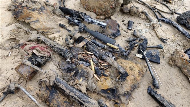 Nhiều vật dụng được phát hiện trong quá trình trục vớt. Ảnh: Sỹ Thắng-TTXVN