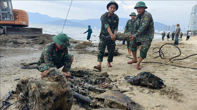 Nhiều vật dụng được phát hiện trong quá trình trục vớt. Ảnh: Sỹ Thắng-TTXVN