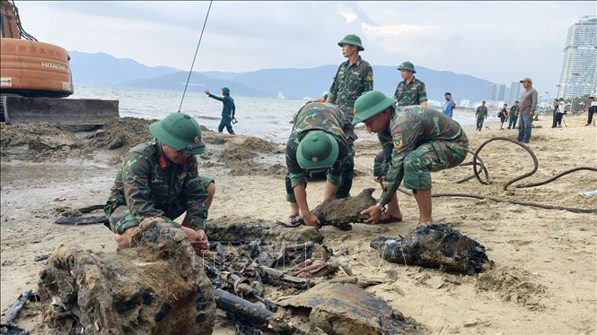 Nhiều vật dụng được phát hiện trong quá trình trục vớt. Ảnh: Sỹ Thắng-TTXVN