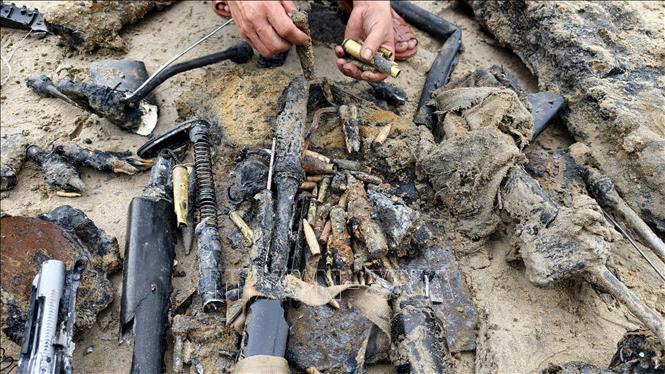 Nhiều vật dụng được phát hiện trong quá trình trục vớt. Ảnh: Sỹ Thắng-TTXVN