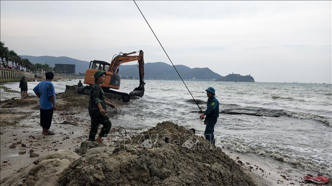 Nhiều vật dụng được phát hiện trong quá trình trục vớt. Ảnh: Sỹ Thắng-TTXVN