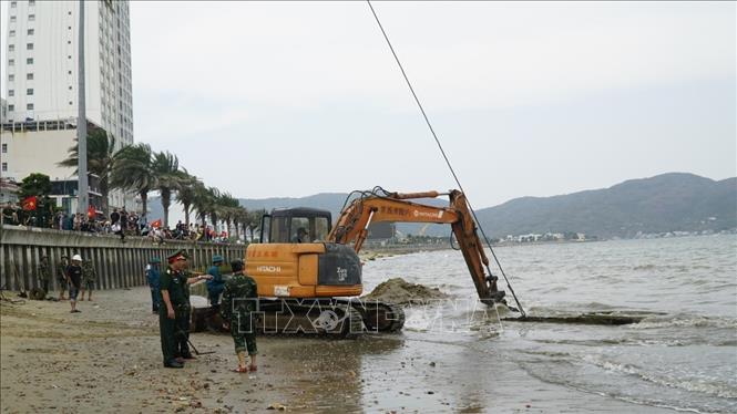 Thực hiện trục vớt chiếc xe tăng. Ảnh: Sỹ Thắng-TTXVN