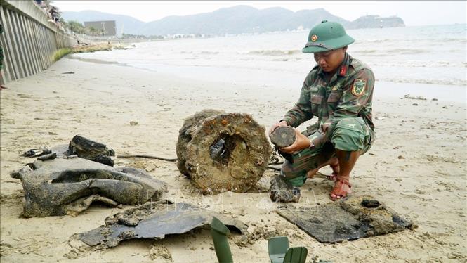 Nhiều hiện vật được phát hiện xung quanh chiếc xe tăng bị vùi lấp. Ảnh: Sỹ Thắng-TTXVN