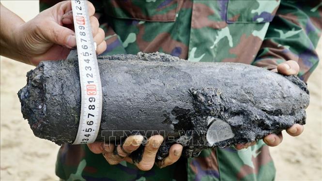 Nhiều hiện vật được phát hiện xung quanh chiếc xe tăng bị vùi lấp. Ảnh: Sỹ Thắng-TTXVN