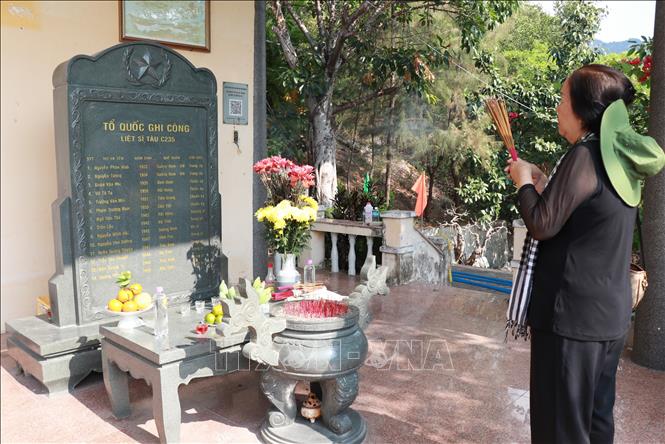 Bà Phạm Thị Hường (trú phường Đông Ninh Hòa), nhân viên hậu cần bến Hòn Hèo một trong những nhân chứng sự kiện Tàu C235 năm 1968 thường xuyên đến địa điểm lưu niệm thăm viếng các Anh hùng liệt sĩ. Ảnh: Phan Sáu - TTXVN