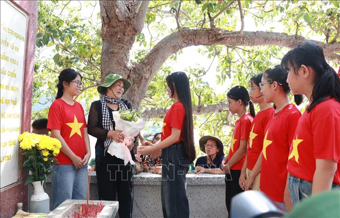 Học sinh địa bàn tỉnh Khánh Hoà lắng nghe những câu chuyện lịch sử về Bến Hòn Hèo, Tàu C235 và giao lưu cùng bà Phạm Thị Hường (trú phường Đông Ninh Hòa), nhân viên hậu cần bến Hòn Hèo. Ảnh: Phan Sáu - TTXVN