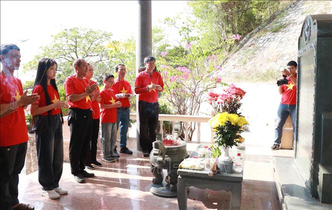 Tri ân những Anh hùng, liệt sĩ đã ngã xuống cho đất nước độc lập, tự do, hạnh phúc tại địa điểm lưu niệm sự kiện Tàu C235 (đường Hồ Chí Minh trên biển) phường Đông Ninh Hòa Ảnh: Phan Sáu - TTXVN