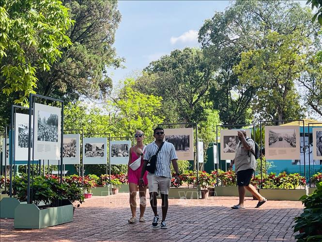 Không gian trưng bày triển lãm ảnh tư liệu “Âm vang ngày mới” tại Hoàng thành Thăng Long. Ảnh: Tuyết Mai - TTXVN