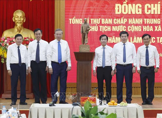 Tổng Bí thư, Chủ tịch nước Tô Lâm tặng bức tượng Chủ tịch Hồ Chí Minh cho Đảng bộ, chính quyền và Nhân dân tỉnh Quảng Trị. Ảnh: Thống Nhất – TTXVN