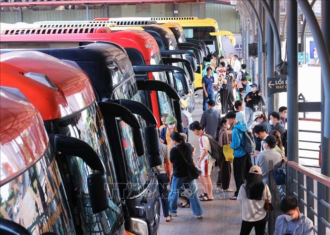 Hành khách lên xe tại Bến xe Nước Ngầm trong ngày làm việc cuối cùng trước kỳ nghỉ lễ kéo dài 4 ngày. Ảnh: Hoàng Hiếu - TTXVN