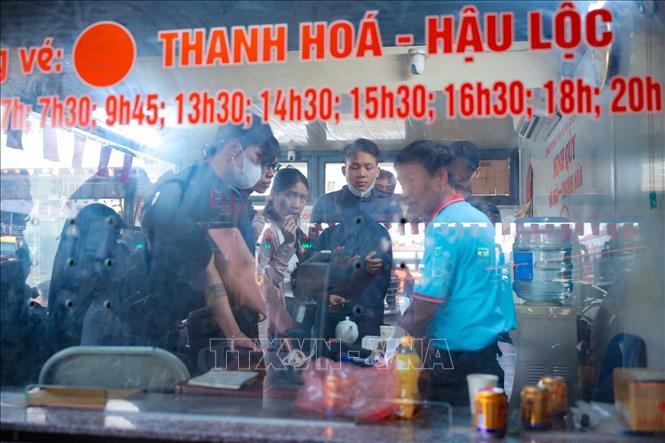 Hành khách chờ mua vé tại Bến xe Nước Ngầm. Ảnh: Hoàng Hiếu - TTXVN