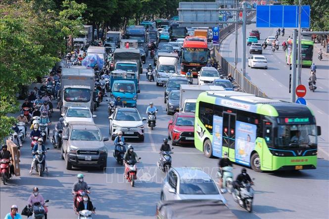 Ngay từ 15h15', lượng người và phương tiện di chuyển khỏi Hà Nội từ đường Ngọc Hồi đi Quốc lộ 1A tăng đột biến. Ảnh: Hoàng Hiếu - TTXVN