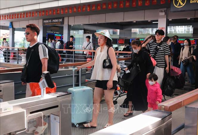 Gần 16h, nhiều hành khách đã đến Bến xe Nước Ngầm, rời Hà Nội về các tỉnh dịp nghỉ lễ 30/4 - 1/5 năm 2026. Ảnh: Hoàng Hiếu - TTXVN