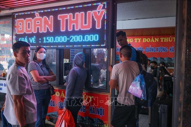 Hành khách chờ mua vé tại Bến xe Nước Ngầm. Ảnh: Hoàng Hiếu - TTXVN