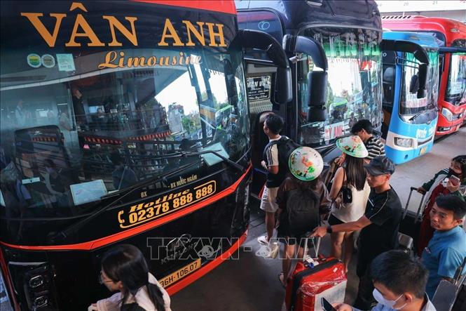 Hành khách chờ đến giờ lên xe tại Bến xe Nước Ngầm. Ảnh: Hoàng Hiếu - TTXVN